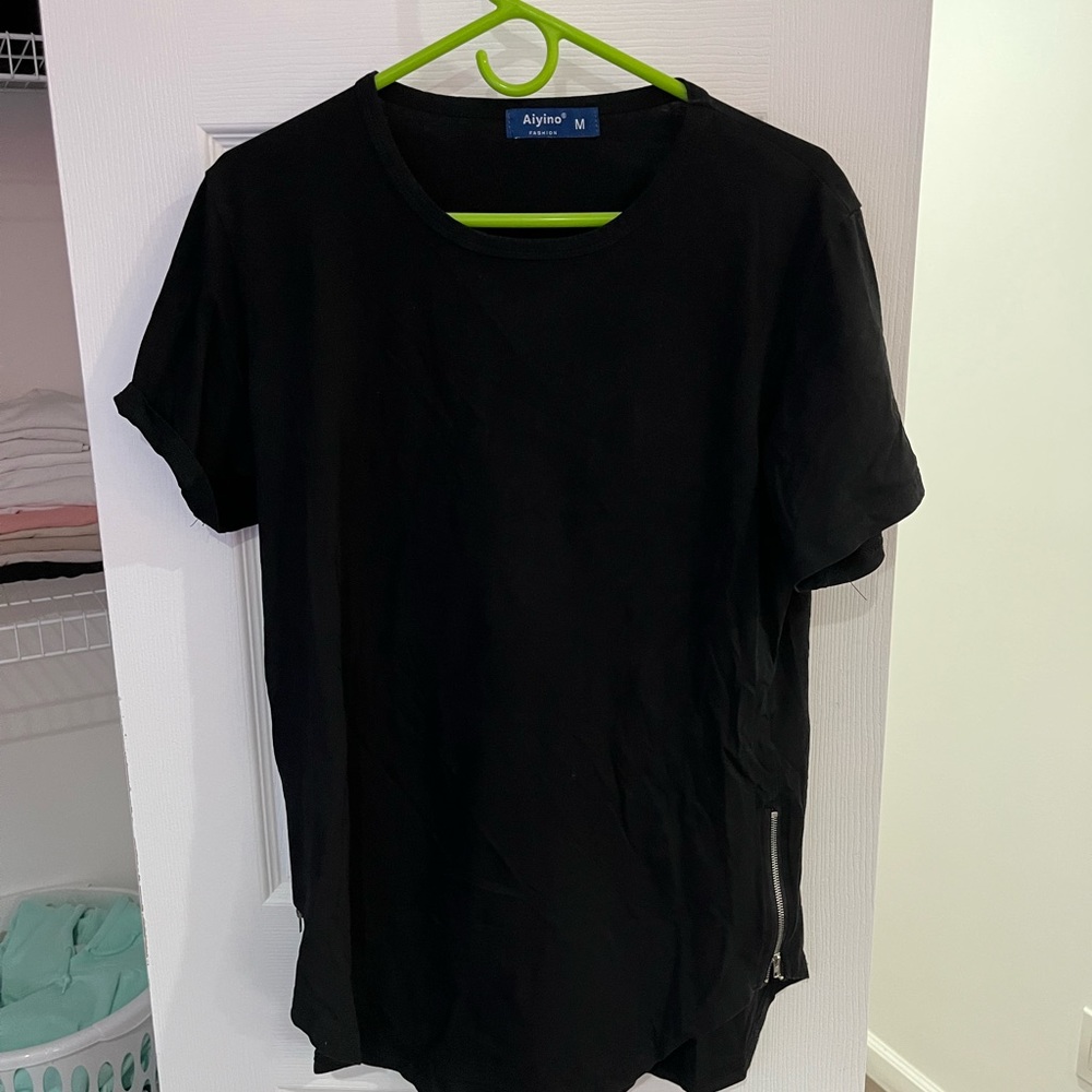 FITTED BLACK T SHIRT WITH ZIPPERS SIZE MEDIUM